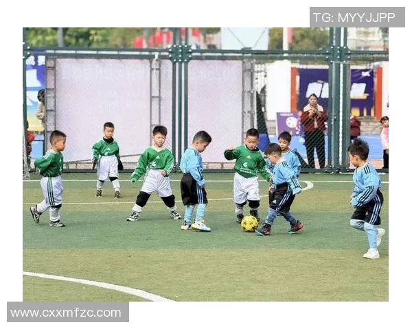 小朋友热情招呼足球明星展现童真与偶像的美好瞬间